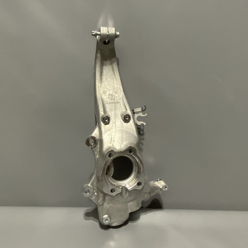 688438202 BMW 840 KNUCKLE RIGHT FRONT 540 2018 2019 2020 688438202 OEM