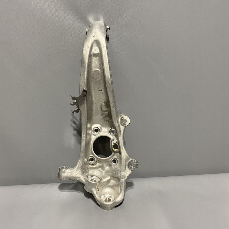 688438202 BMW 840 KNUCKLE RIGHT FRONT 540 2018 2019 2020 688438202 OEM