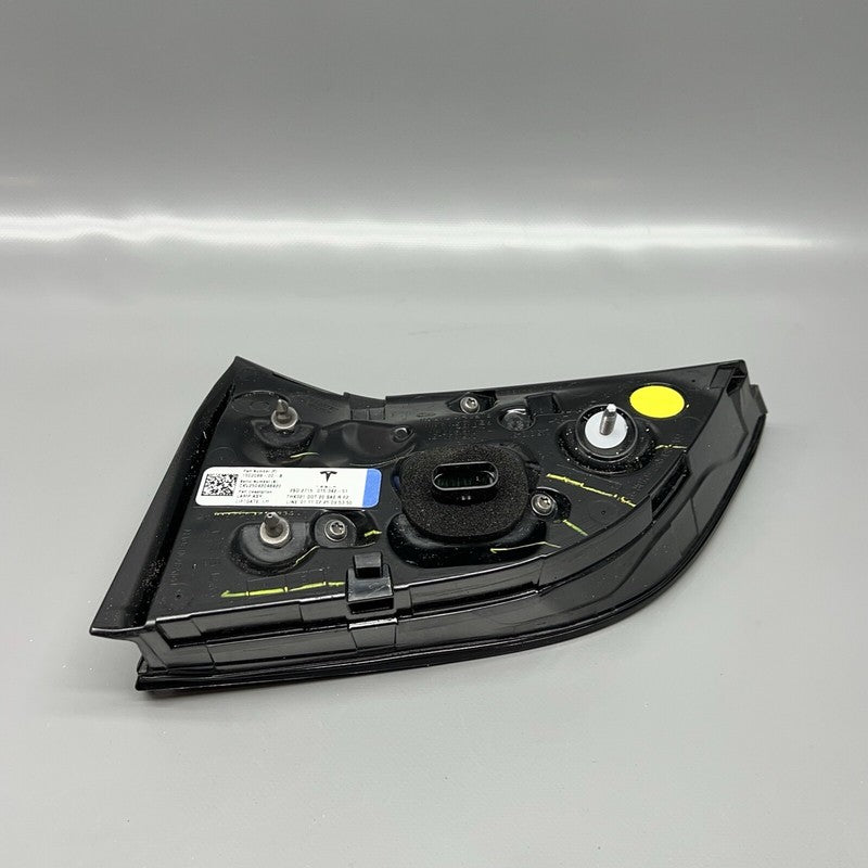 1502088-00-B TESLA MODEL 3 Y TAIL LIGHT INNER LEFT 2017 2018 2019 2020 2021 2022 2023 2024