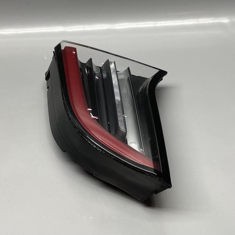 1077402-00-E TESLA MODEL 3 TAIL LIGHT TRUNK RIGHT PASSENGER 1077402-00-E 2017 18 19 20 2021