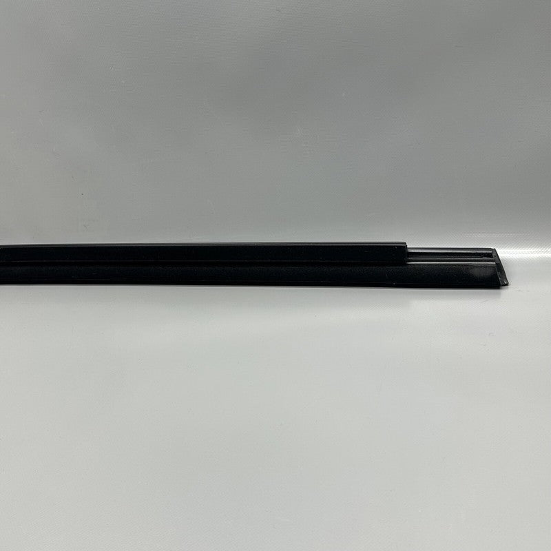 1095786-00-C TESLA MODEL S DOOR WINDOW MOLDING LEFT FRONT 2012-2020 OEM 1095786