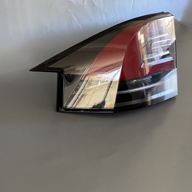 1034332-00-B TESLA MODEL X TAIL LIGHT LEFT DRIVER SIDE 2016 2017 2018 2019 2020 LED OEM