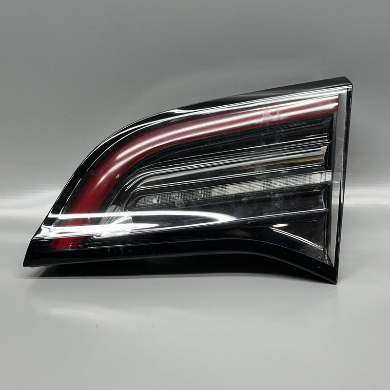 1502088-00-B TESLA MODEL Y TAIL LIGHT TRUNK RIGHT SIDE 2020 2021 2022 2023 OEM HAS WATER MARK