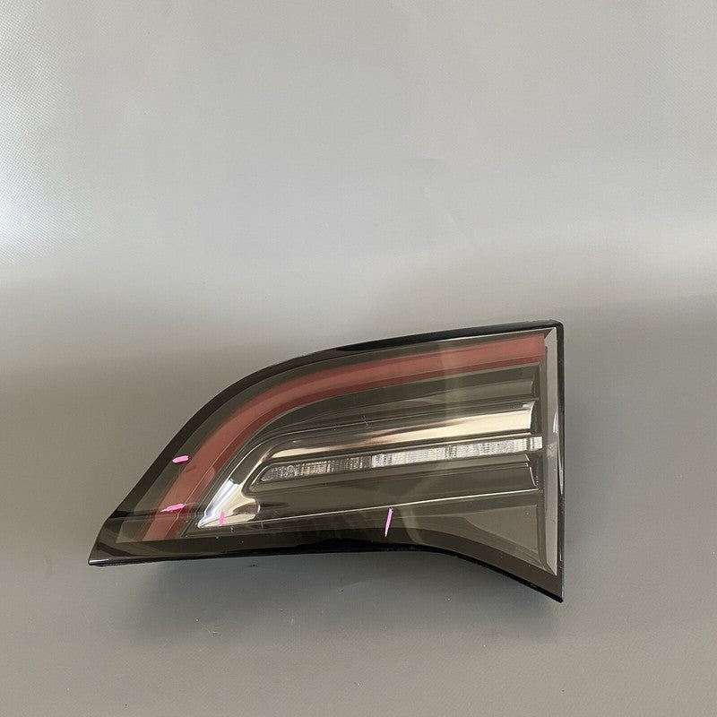 1077402-00-E TESLA MODEL 3 INNER TAIL LIGHT RIGHT SIDE 1077402-00-E 2017 2018 2019 2020 OEM