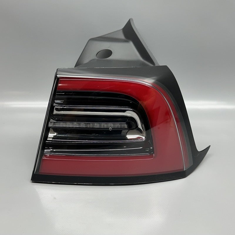 TESLA MODEL 3 TAIL LIGHT RIGHT 2017 2018 2019 2020 2021 1077398-00-H O