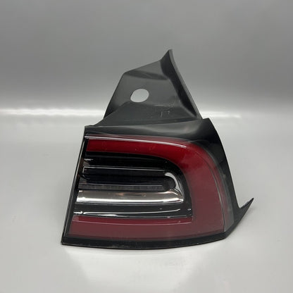 1077398-00-F TESLA MODEL 3 TAIL LIGHT RIGHT PASSENGER 2017 18 19 20 21 22 2023 1077398-00-F