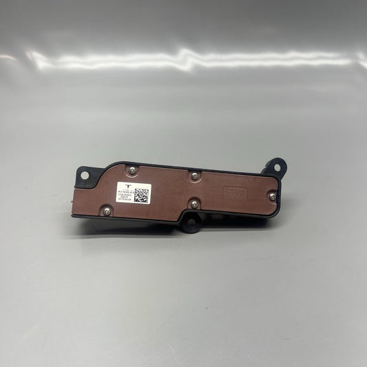 1786322-00-B TESLA MODEL Y SEAT SWITCH RIGHT FRONT 2025 1786322-00-B