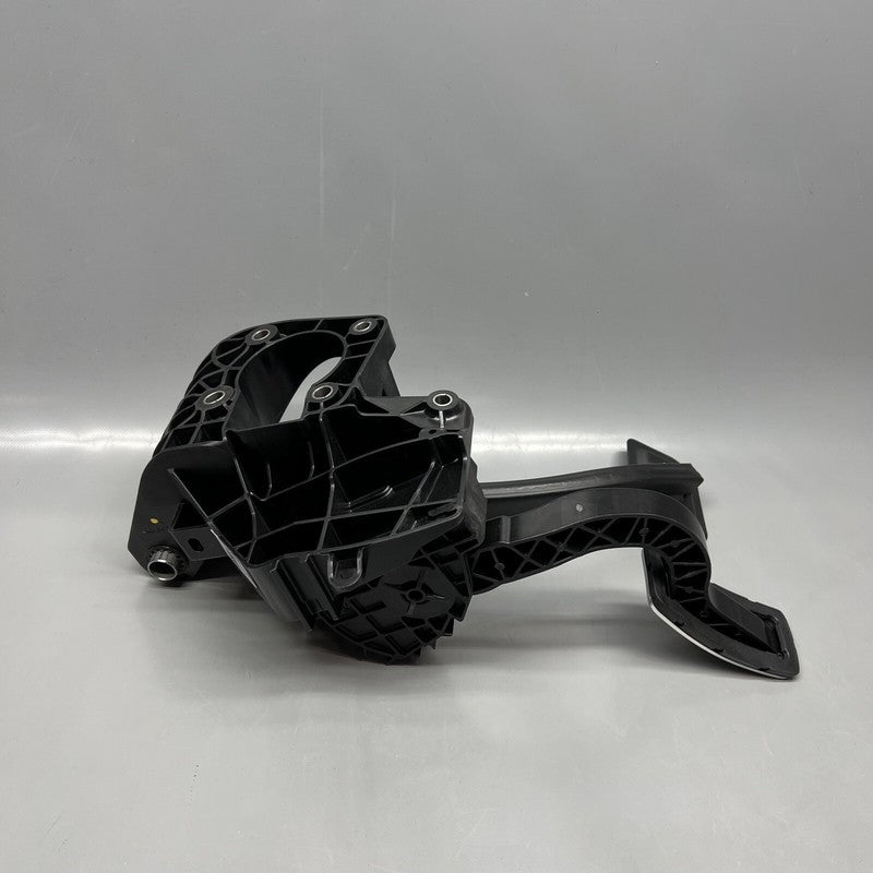 1344691-01-B TESLA MODEL 3 GAS AND BRAKE PEDAL 2024 2025 OEM 1344691-01-B