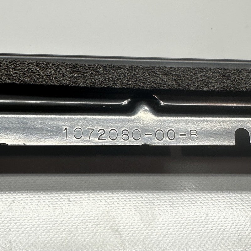 1072080-00-B TESLA MODEL X DOOR SEAL BRACKET RIGHT REAR 2016 2017 18 19 2020 OEM 1072080-00-B