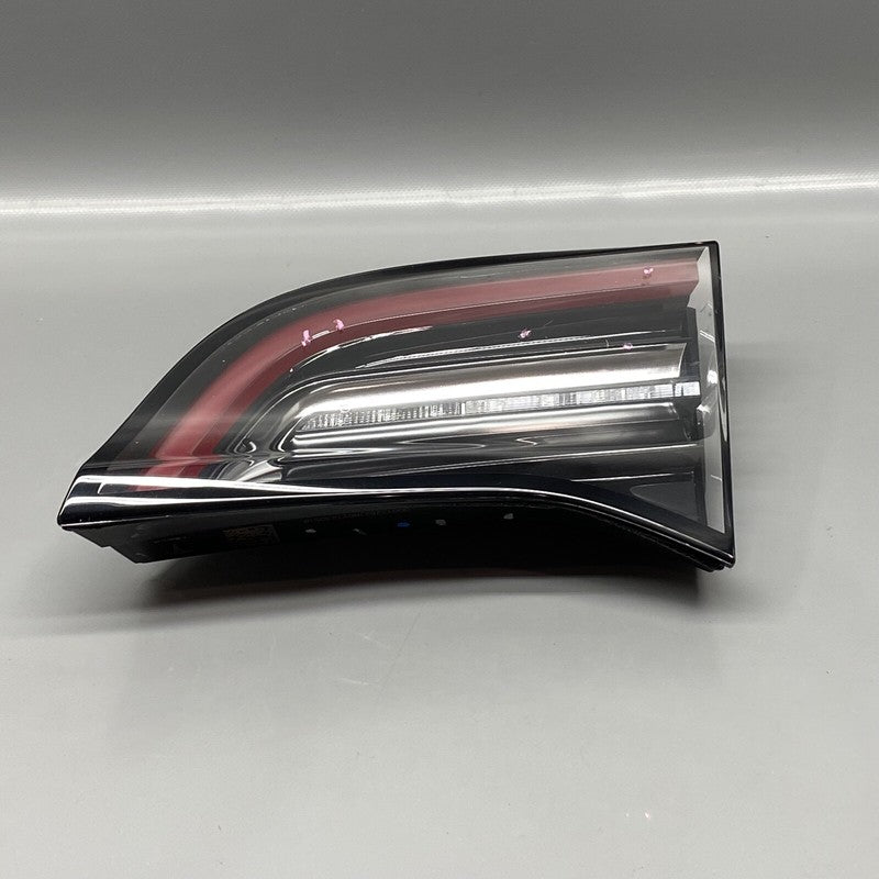 1077402-00-E TESLA MODEL 3 TAIL LIGHT TRUNK RIGHT PASSENGER 1077402-00-E 2017 18 19 20 2021 