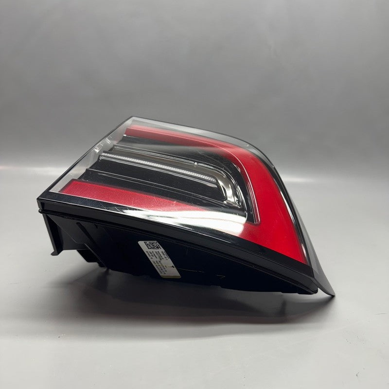 TESLA MODEL Y TAIL LIGHT RIGHT PASSENGER 2020 2021 2022 2023 2024 2025