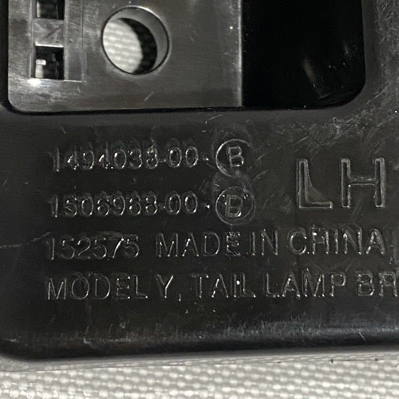 1494038-00-B TESLA MODEL Y TAIL LAMP BRACKET LEFT 1494038-00-B 2020 2021 2022 2023 OEM