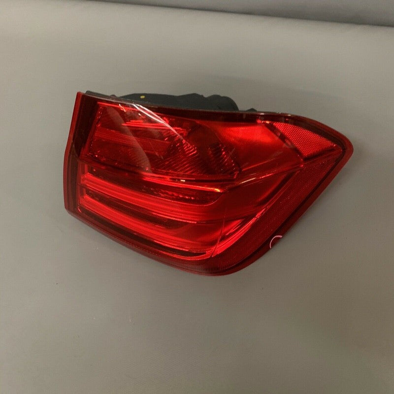63217372786-01 BMW 328 335 TAIL LIGHT RIGHT PASSENGER 63217372786-01 2012 2013 2014 2015 SEDAN 
