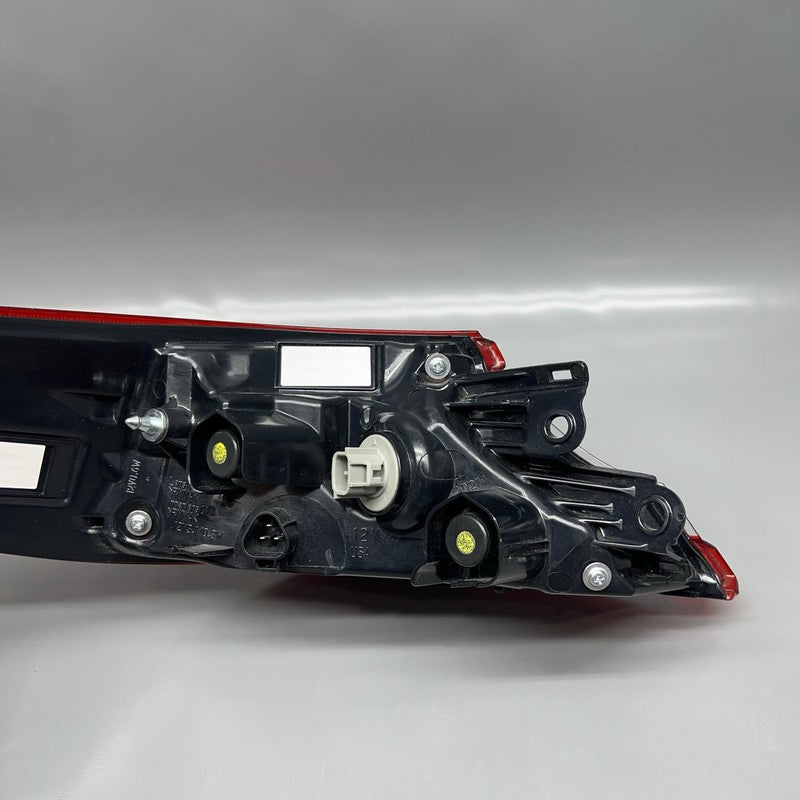 TOYOTA CAMRY TAIL LIGHT RIGHT PASSENGER 2025 2026 OEM