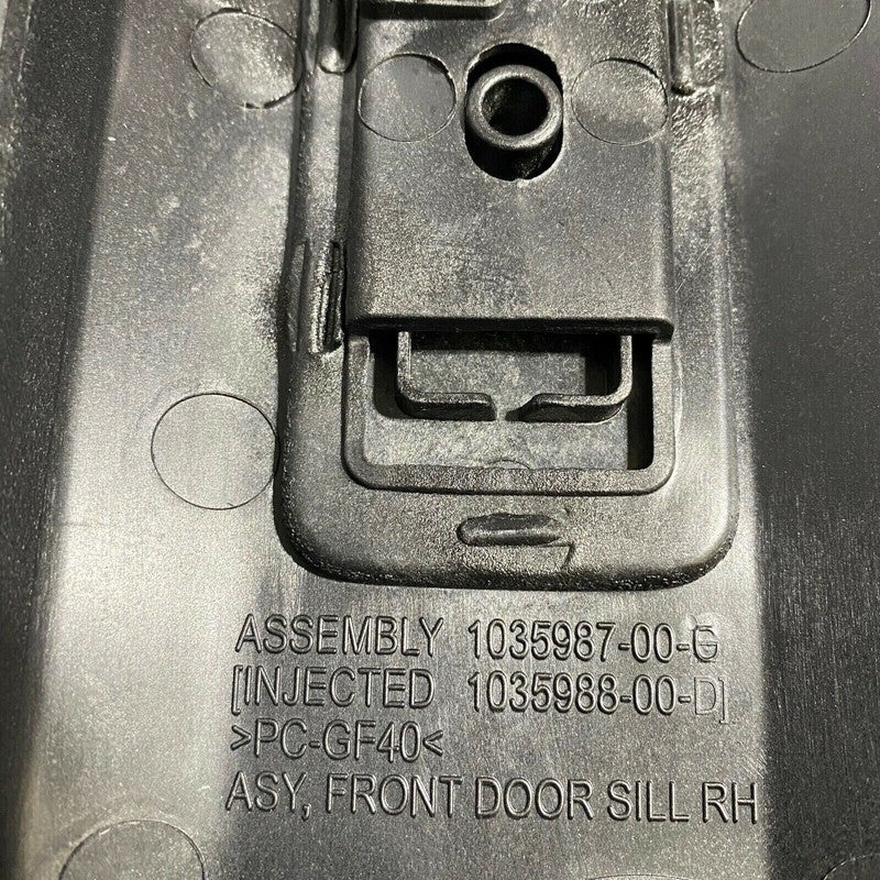 1035987-00-G TESLA MODEL X DOOR SILL COVER RIGHT FRONT 1035987-00-G 2016 2017 2018 2019 OEM
