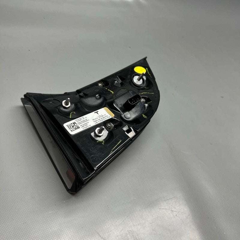 TESLA MODEL Y TAIL LIGHT TRUNK LEFT DRIVER 2021 2022 2023 2024 OEM 150