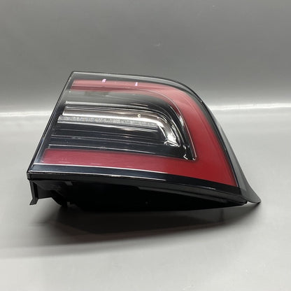 1077398-00-H TESLA MODEL 3 TAIL LIGHT RIGHT PASSENGER 1077398-00-H 2017 18 2019 2020 2021 OEM