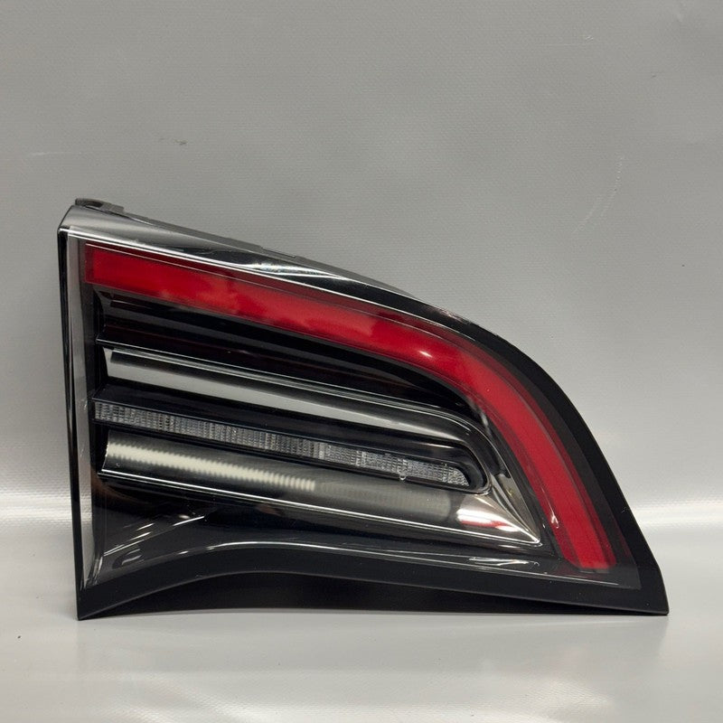 TESLA MODEL Y TAIL LIGHT TRUNK LEFT DRIVER 2020-2022 2023 2024 4 PIN O