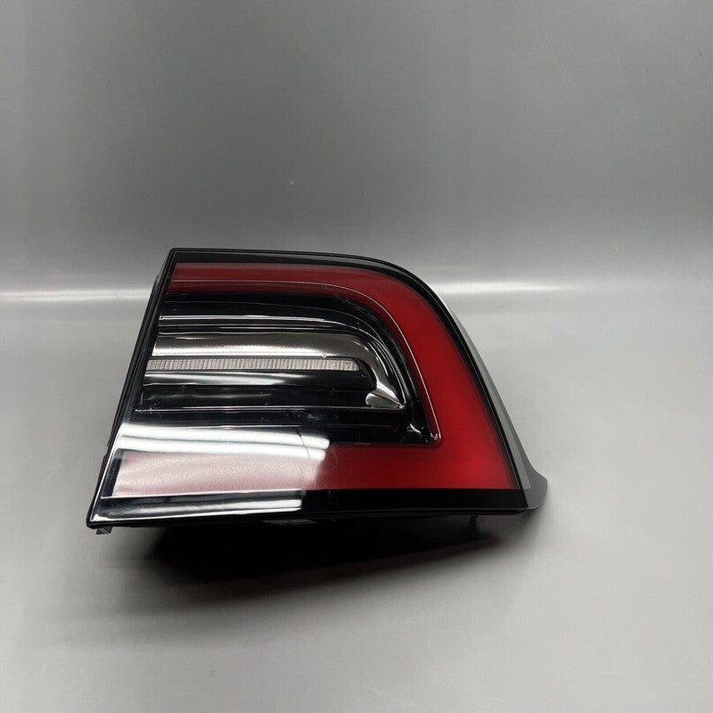 TESLA MODEL Y TAIL LIGHT RIGHT PASSENGER 2020 2021 2022 2023 LED 4 PIN