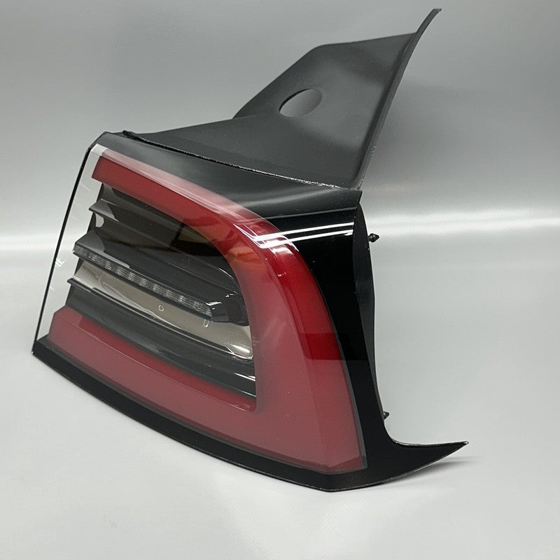 TESLA MODEL 3 TAIL LIGHT RIGHT 2017 2018 2019 2020 2021 1077398-00-H O