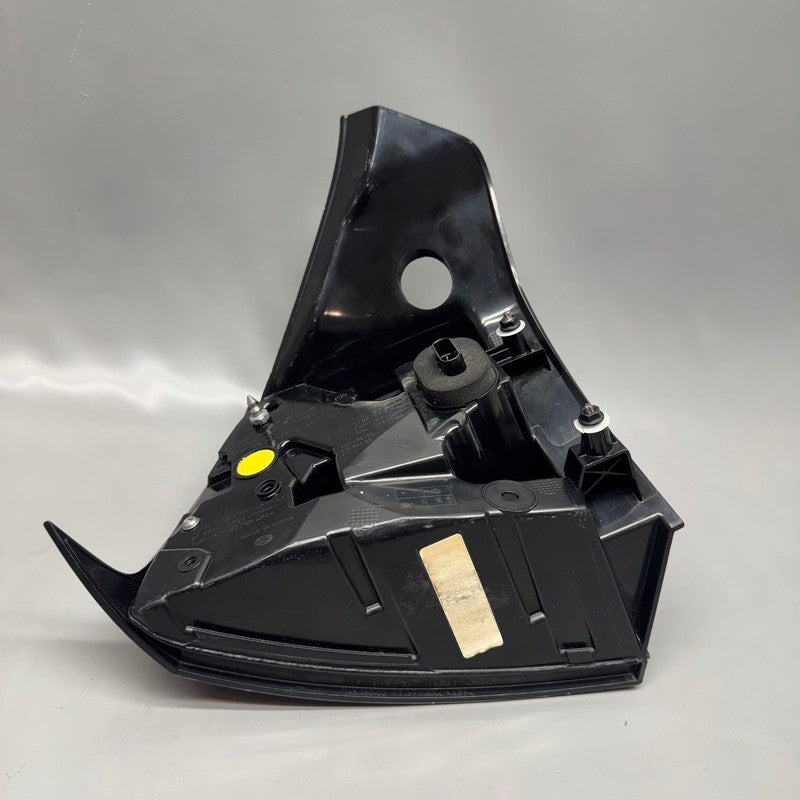 TESLA MODEL Y TAIL LIGHT RIGHT PASSENGER  2020 2021 2022 2023 2024 4 P