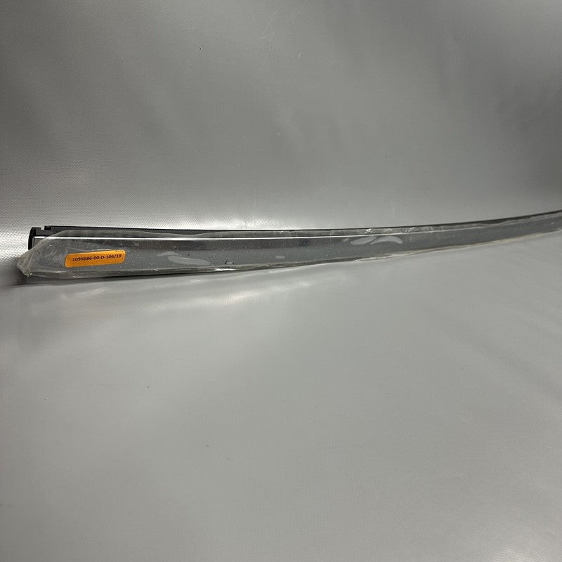 1098686-00-D TESLA MODEL X DOOR WINDOW MOLDING RIGHT REAR 2016 17 18 19 2020 OEM 1098686-00-D
