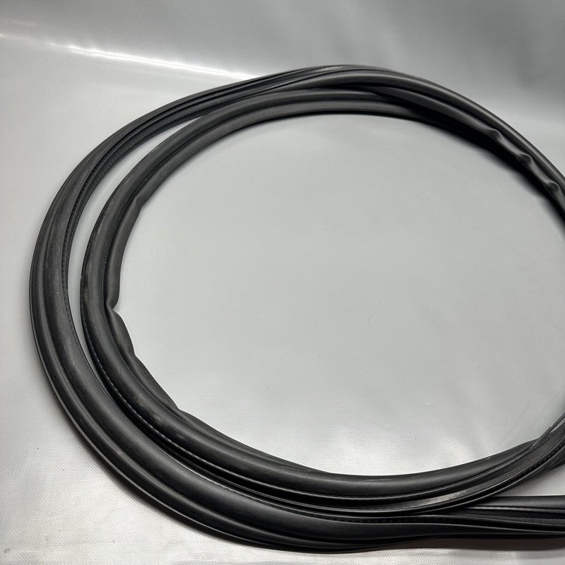 1497681-00-B TESLA MODEL Y LIFTGATE RUBBER GASKET 2020 2021 2022 2023 OEM 1497681-00-B