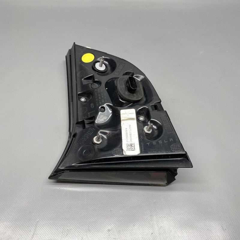 TESLA MODEL Y  TAIL LIGHT TRUNK LEFT DRIVER 1502088-00-B 2020 21 2022 