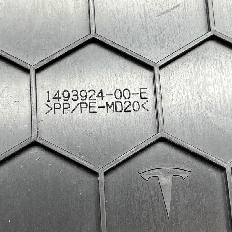 1493924-00-E TESLA MODEL Y 2ND ROW SEAT BACK COVER MIDDLE 2020 21 22 2023 OEM 1493924-00-E