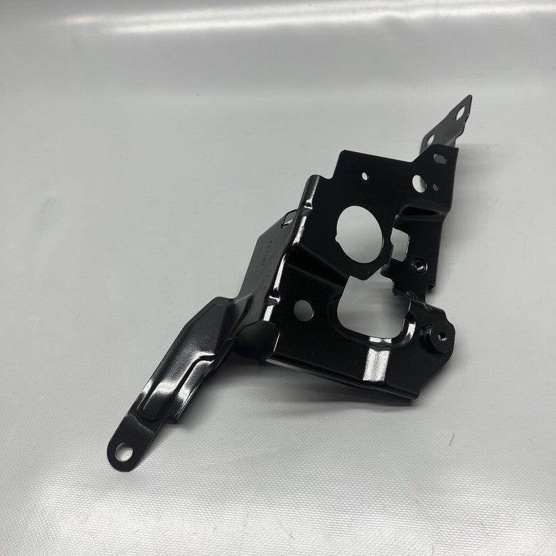 8494438 BMW 330 M3 FENDER BRACKET RIGHT FRONT 2019 2020 2021 OEM 8494438