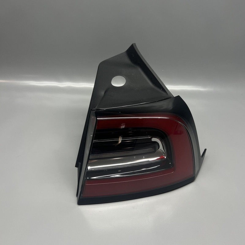 TESLA MODEL Y TAIL LIGHT RIGHT PASSENGER LED 2020 21 22 23 2024 OEM 15