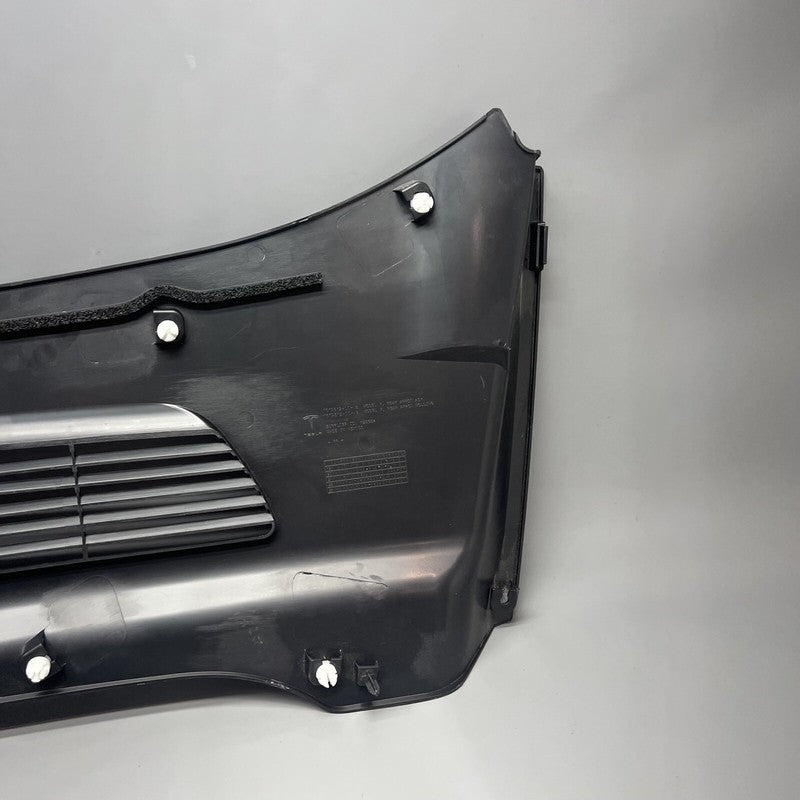 1619812-00-B TESLA MODEL Y WINDSHIELD WINDOW WIPER COWL PANEL 2020 21 22 2023 1619812-00-B
