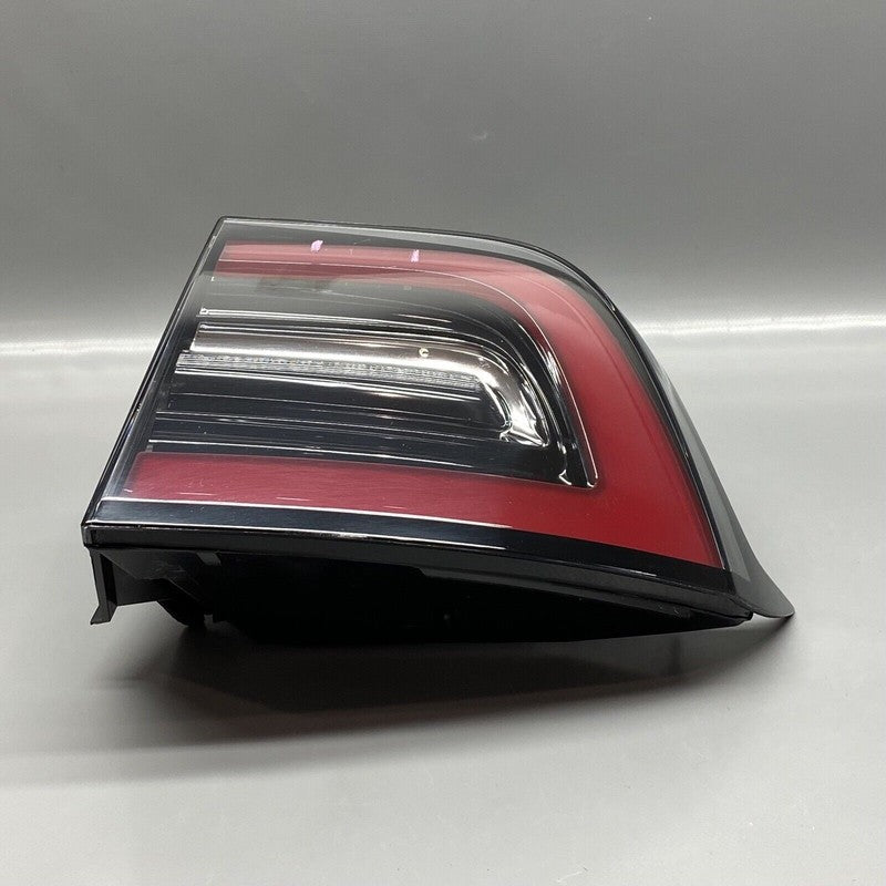 TESLA MODEL 3 TAIL LIGHT RIGHT PASSENGER 1077398-00-H 2017 18 2019 202