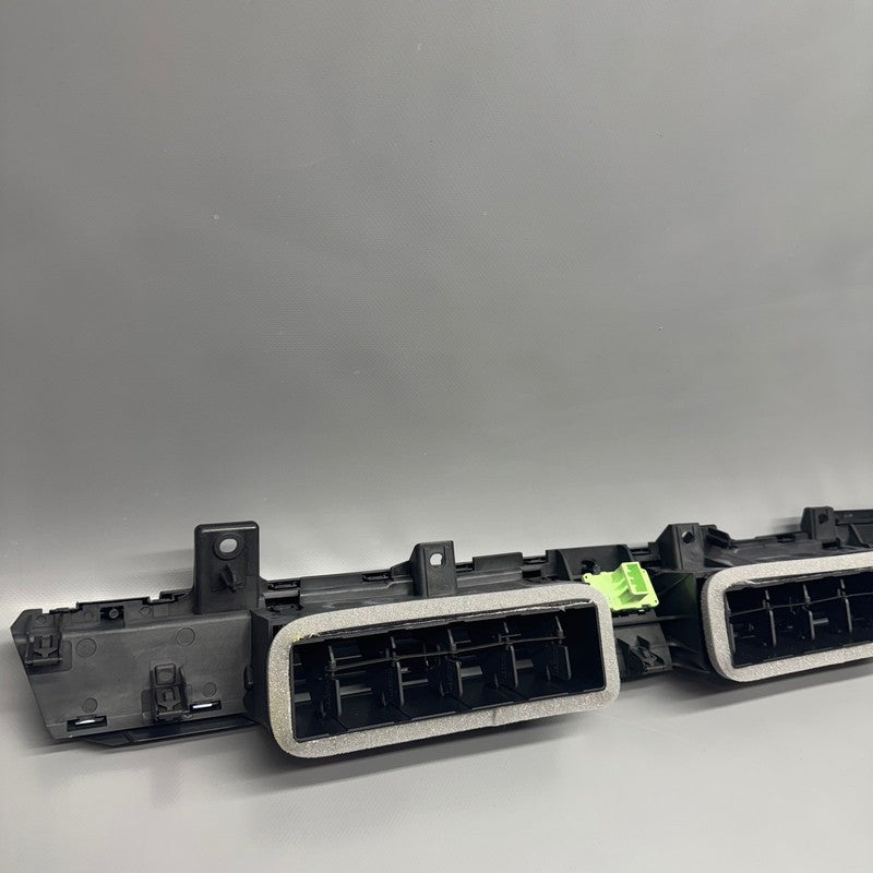 RANGE ROVER SPORT CENTER DASHBOARD AIR VENT GRILLE 2023-2025 OEM M8E2-