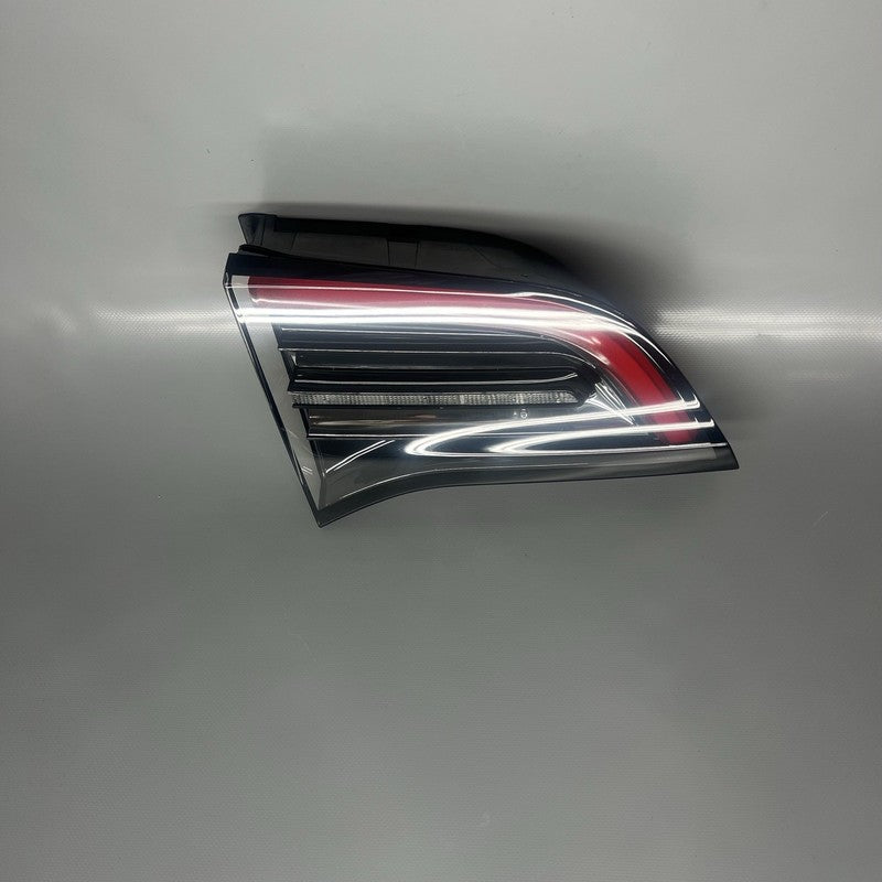 1502088-00-B TESLA MODEL Y TAIL LIGHT TRUNK LEFT DRIVER 2021 2022 2023 2024 OEM 1502088-00-B