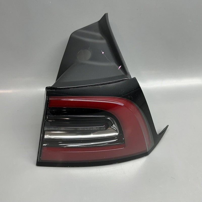 TESLA MODEL 3 TAIL LIGHT RIGHT PASSENGER 2017 2018 2019 2020 2021 1077