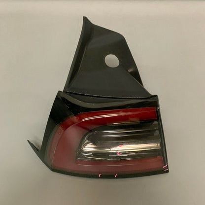 1077397-00-G TESLA MODEL 3 TAIL LIGHT LEFT DRIVER 2017 2018 2019 2020 OEM 1077397-00-G