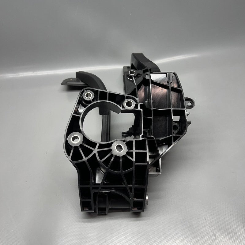 1344691-01-B TESLA MODEL 3 GAS AND BRAKE PEDAL 2024 2025 OEM 1344691-01-B