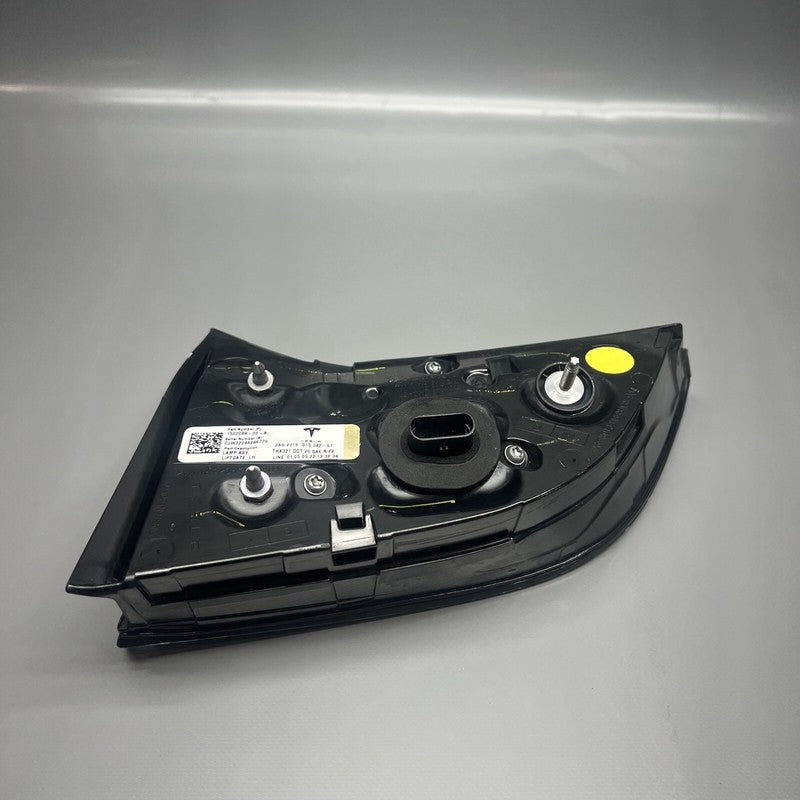 1502088-00-B TESLA MODEL Y LIFTGATE TAIL LIGHT LEFT DRIVER 2020 21 22 2023 OEM 1502088-00-B