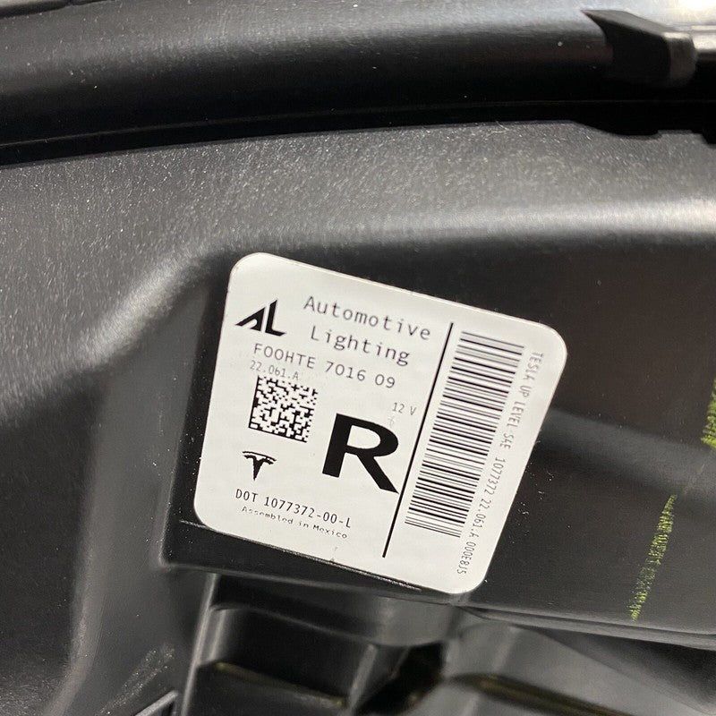 1077372-00-L TESLA MODEL 3 HEADLIGHT RIGHT PASSENGER LED 1077372-00-L 2017 2018 2019 2020 OEM
