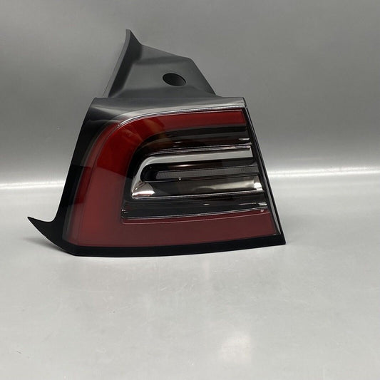 1502086-00-D TESLA MODEL Y TAIL LIGHT LEFT DRIVER LED 2020 2021 2022 2023 OEM 1502086-00-D