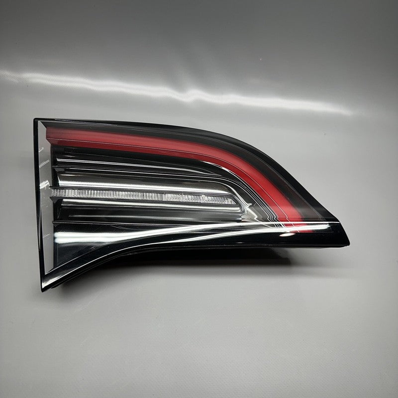 1502088-00-B TESLA MODEL Y LIFTGATE TAIL LIGHT LEFT DRIVER 2020 21 22 2023 OEM 1502088-00-B