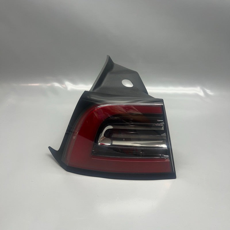 TESLA MODEL Y  TAIL LIGHT LEFT DRIVER 2020 2021 2022 2023 LED 4 PIN 15