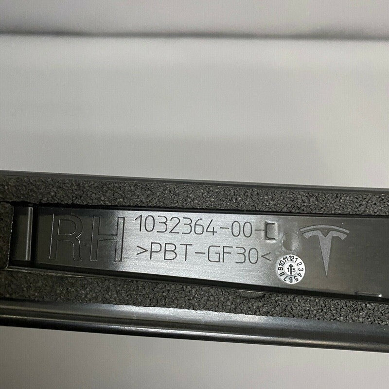 1032364-00-C TESLA MODEL X RIGHT B-PILLAR SIDE GLASS 2016 2017 2018 2019 2020 OEM