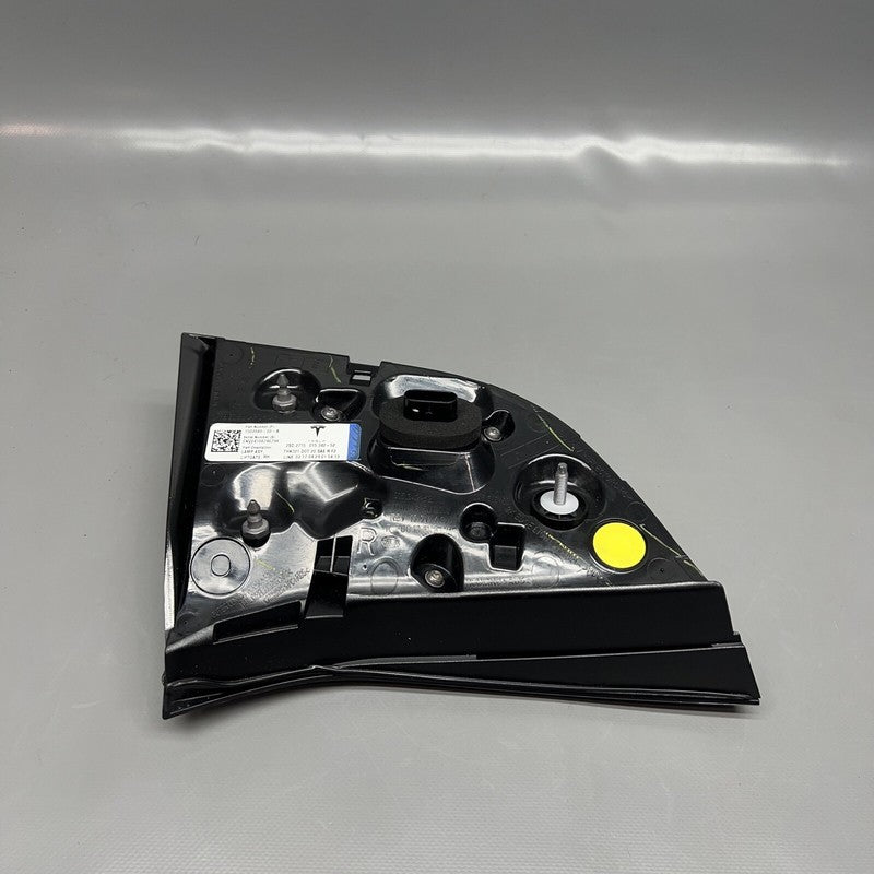 1502089-00-B TESLA MODEL Y TAIL LIGHT TRUNK RIGHT PASSENGER 2020 21 22 23 2024 1502089-00-B