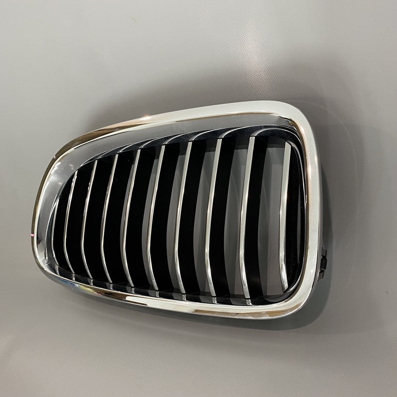 7412323 BMW 528 GRILLE UPPER LEFT 2014 2015 2016 7412323 535 OEM