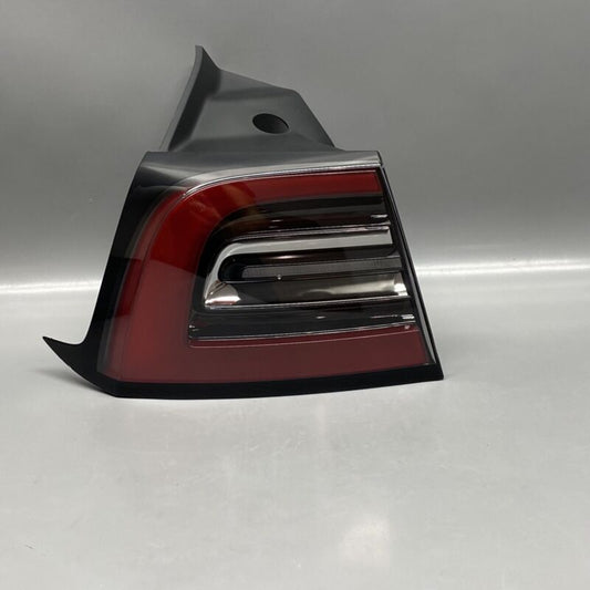 1502086-00-D TESLA MODEL Y TAIL LIGHT LEFT DRIVER LED 2020 2021 2022 2023 OEM 1502086-00-D