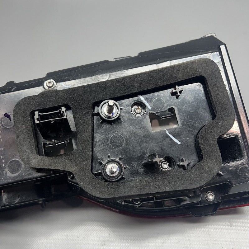 H75A164A304 BMW X7 TAIL LIGHT INNER RIGHT PASSENGER 2019 2020 2021 2022 OEM H75A164A304