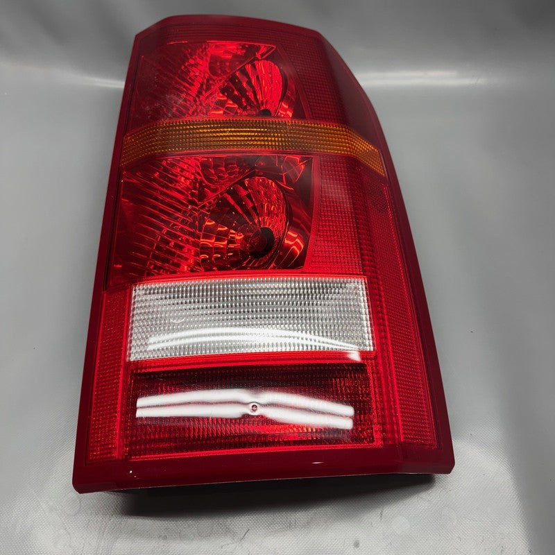 LAND ROVER LR3 TAIL LIGHT RIGHT PASSENGER 2005 2006 2007 2008 2009 OEM