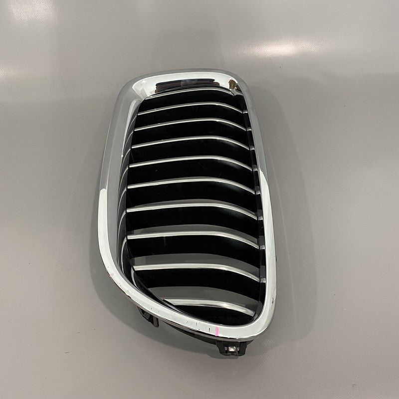 7412323 BMW 528 GRILLE UPPER LEFT 2014 2015 2016 7412323 535 OEM